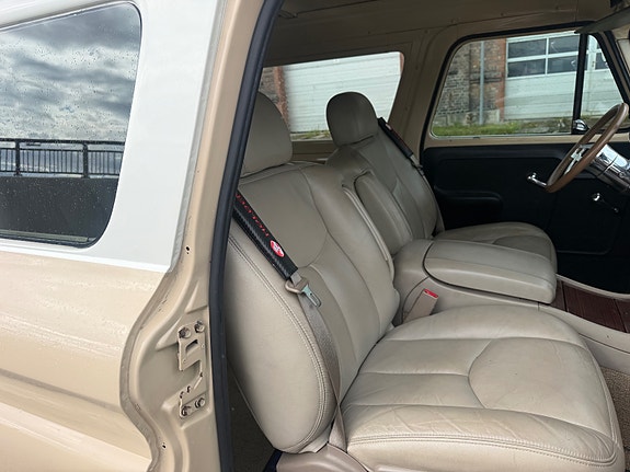 Chevrolet Suburban 22 of 30