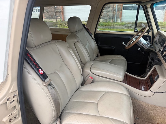 Chevrolet Suburban 23 of 30