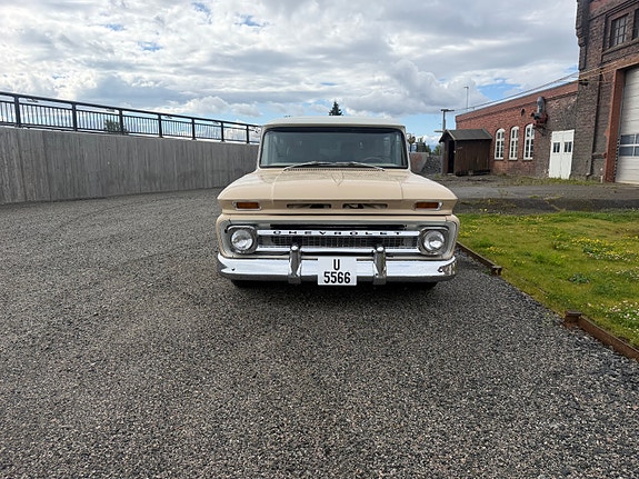 Chevrolet Suburban 11 of 30