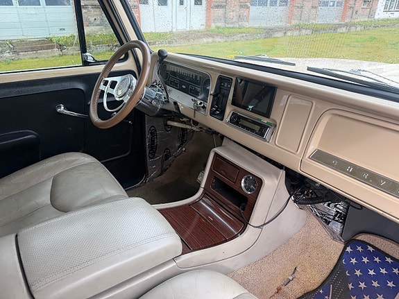 Chevrolet Suburban 20 of 30
