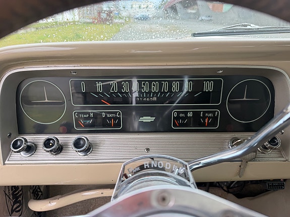 Chevrolet Suburban 28 of 30