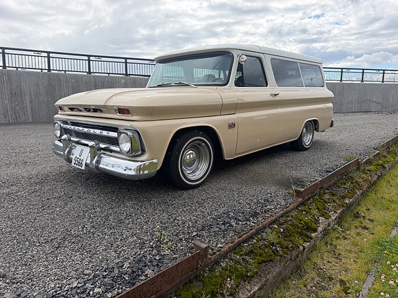 Chevrolet Suburban 7 of 30
