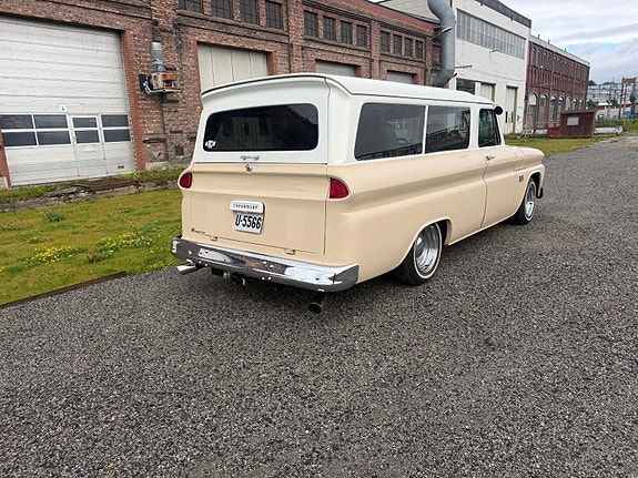 Chevrolet Suburban 13 of 30
