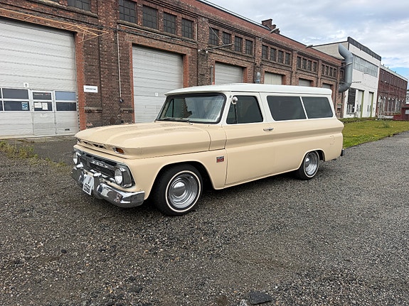 Chevrolet Suburban 2 of 30