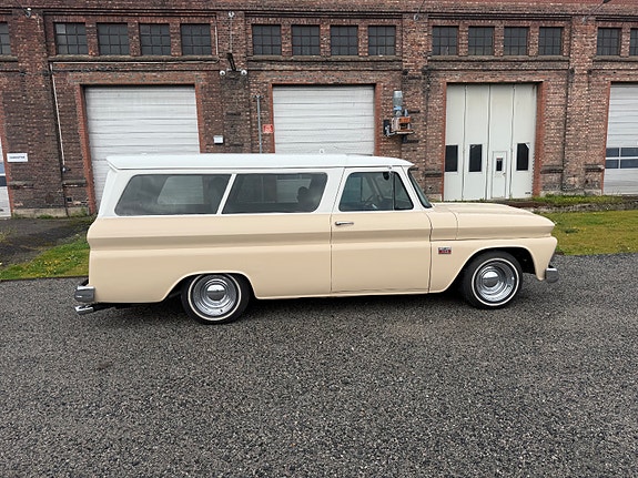 Chevrolet Suburban 12 of 30