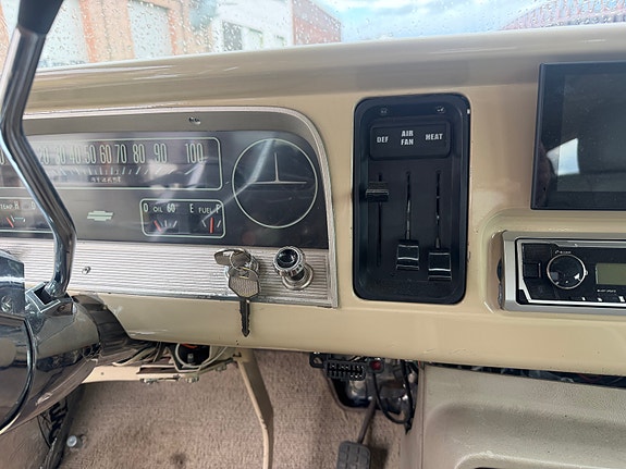 Chevrolet Suburban 29 of 30