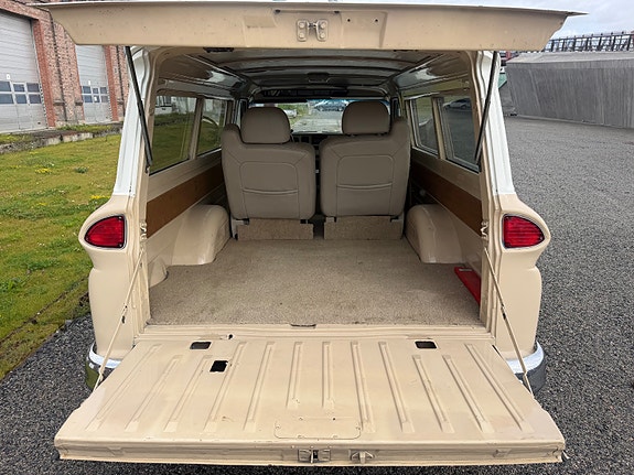 Chevrolet Suburban 30 of 30