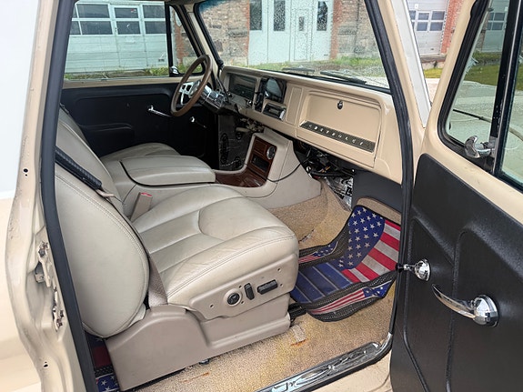 Chevrolet Suburban 21 of 30