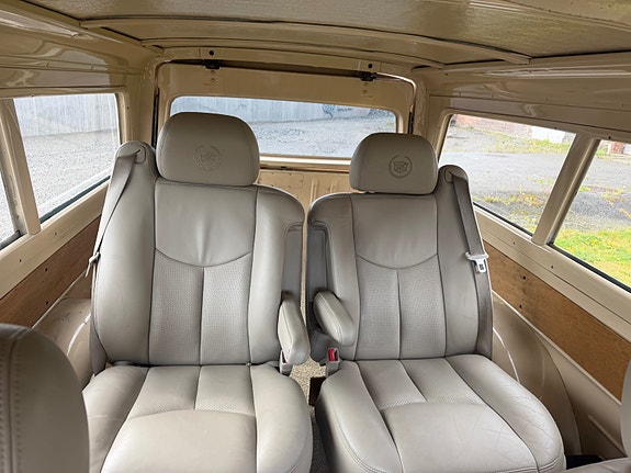 Chevrolet Suburban 24 of 30