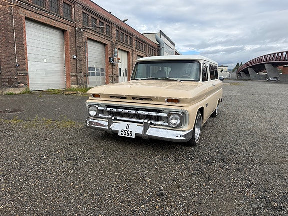 Chevrolet Suburban 4 of 30