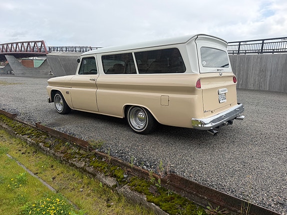 Chevrolet Suburban 16 of 30