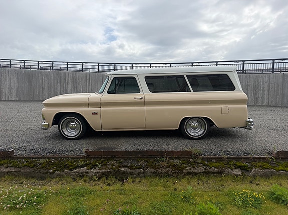 Chevrolet Suburban 17 of 30