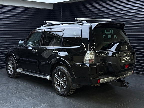 Mitsubishi Pajero 2 of 30