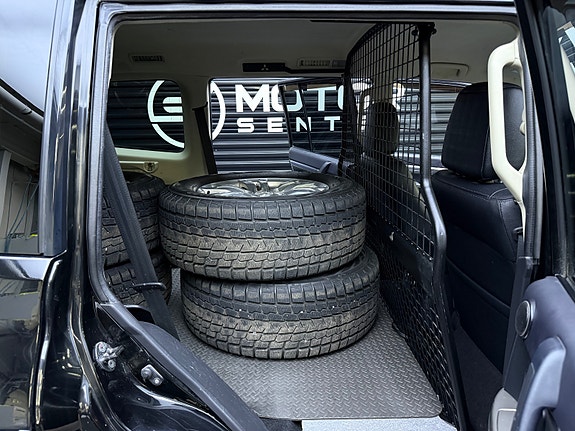 Mitsubishi Pajero 24 of 30