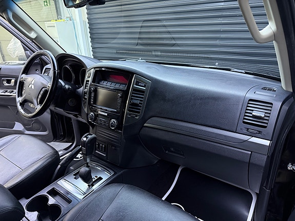 Mitsubishi Pajero 11 of 30