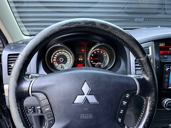 Mitsubishi Pajero 12 of 30