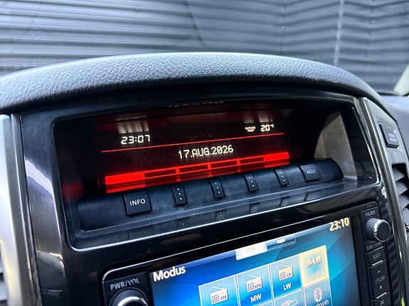 Mitsubishi Pajero 14 of 30