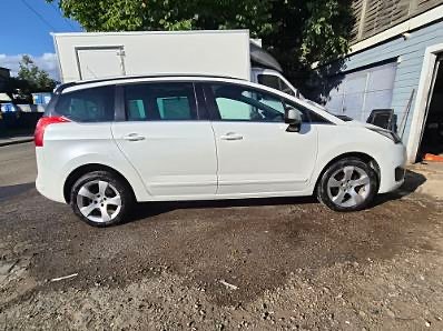 Peugeot 5008 3 of 10