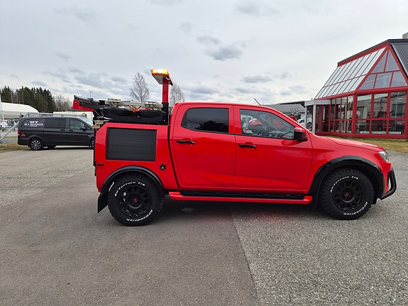 Isuzu D-Max med SwissTow bergingspåbygg 2 of 15