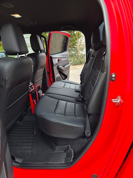Isuzu D-Max med SwissTow bergingspåbygg 14 of 15