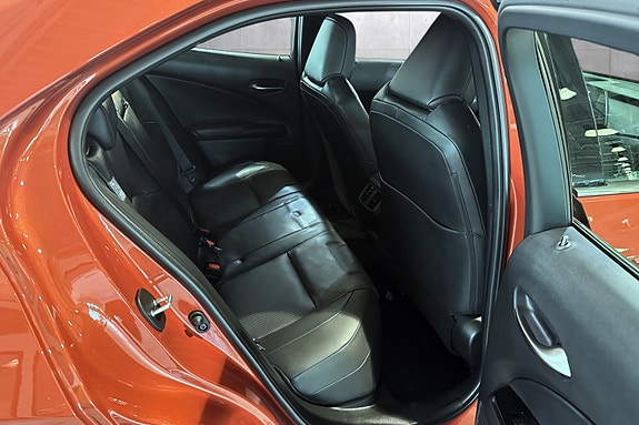 Lexus UX300e 17 of 21