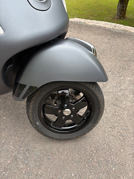 Vespa GTS 300 Super - nyservet og i riktig stilren fargekombinasjon 10 of 18