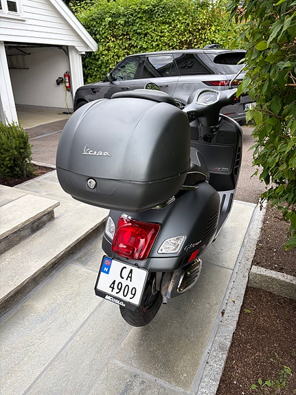 Vespa GTS 300 Super - nyservet og i riktig stilren fargekombinasjon 3 of 18
