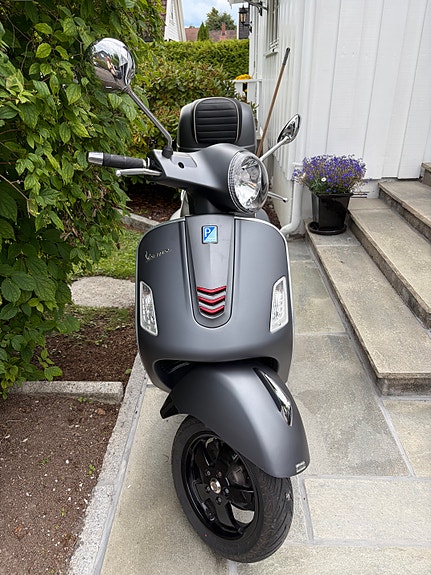 Vespa GTS 300 Super - nyservet og i riktig stilren fargekombinasjon 6 of 18