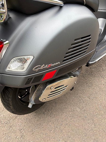 Vespa GTS 300 Super - nyservet og i riktig stilren fargekombinasjon 11 of 18