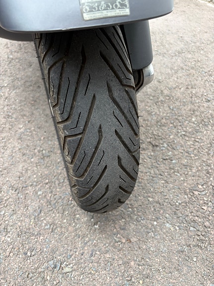 Vespa GTS 300 Super - nyservet og i riktig stilren fargekombinasjon 15 of 18
