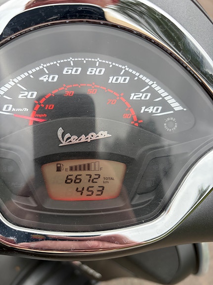 Vespa GTS 300 Super - nyservet og i riktig stilren fargekombinasjon 14 of 18