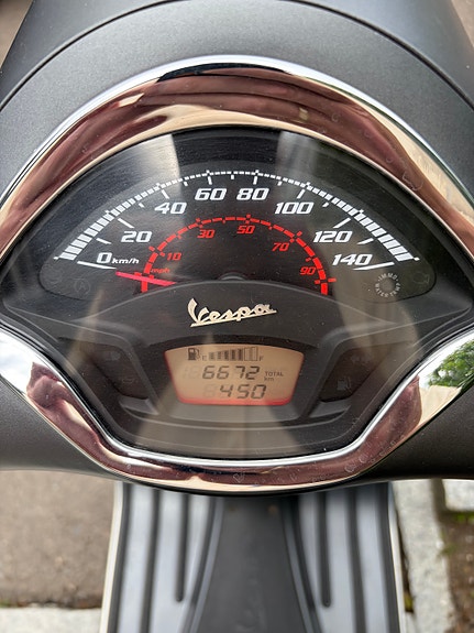 Vespa GTS 300 Super - nyservet og i riktig stilren fargekombinasjon 5 of 18