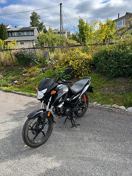 Honda CB 125F 3 of 7