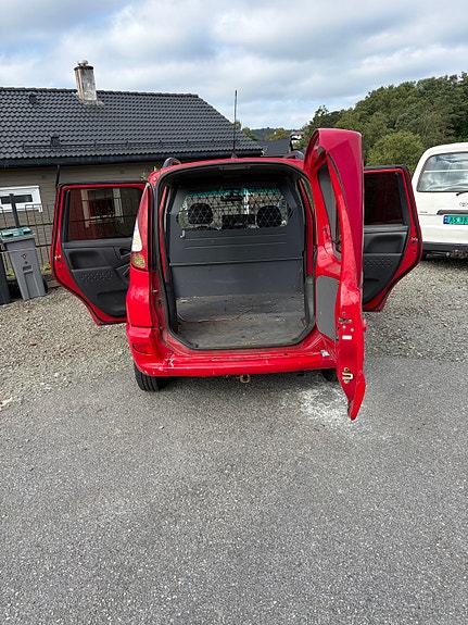 Toyota Yaris Verso 2 of 5