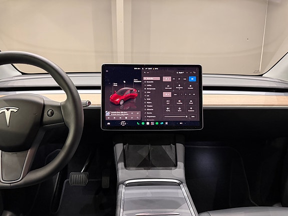 Tesla Model Y 23 of 30