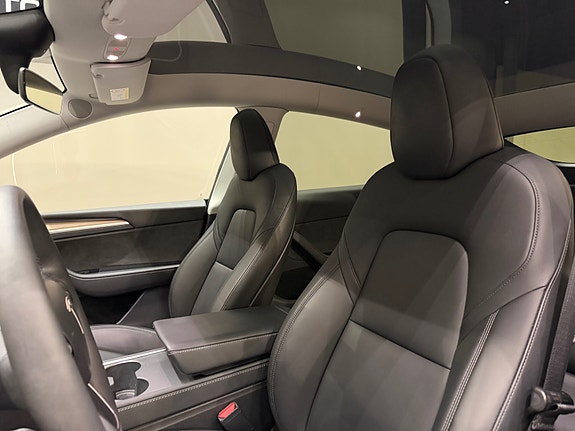 Tesla Model Y 15 of 30