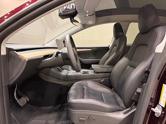 Tesla Model Y 14 of 30