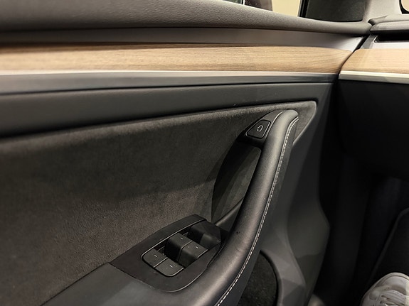 Tesla Model Y 24 of 30