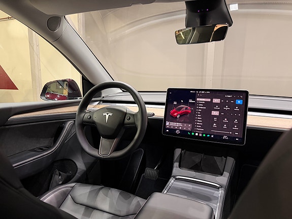 Tesla Model Y 21 of 30