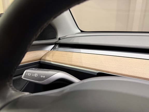 Tesla Model Y 28 of 30