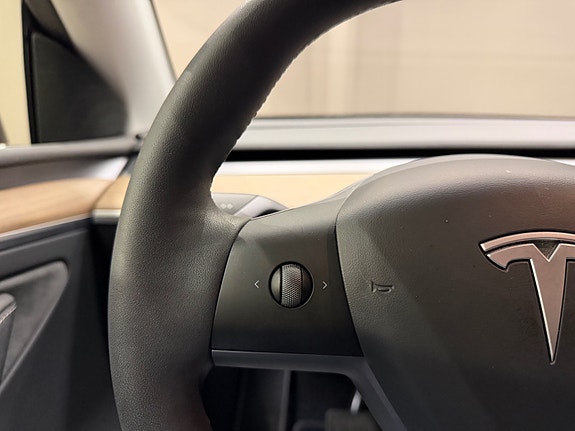 Tesla Model Y 25 of 30