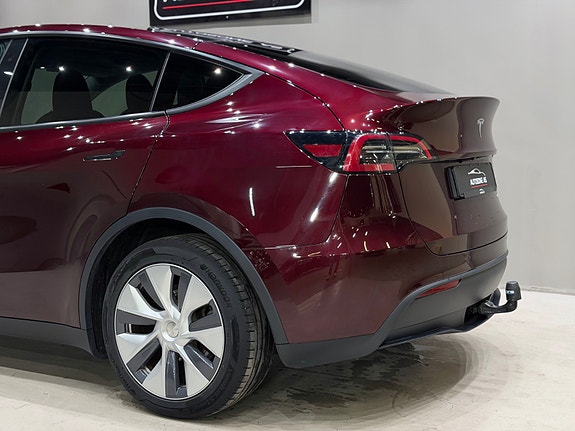 Tesla Model Y 9 of 30