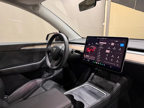 Tesla Model Y 18 of 30