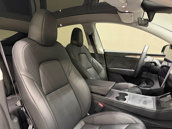 Tesla Model Y 17 of 30