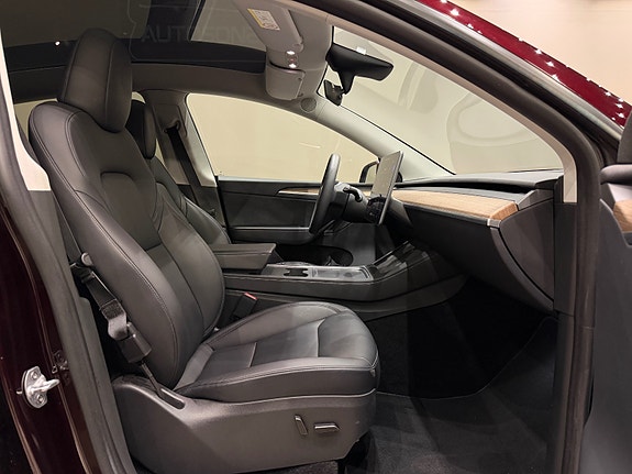 Tesla Model Y 16 of 30