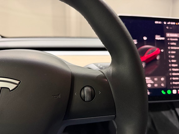 Tesla Model Y 26 of 30