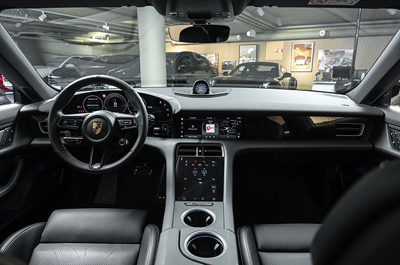 Porsche Taycan Cross Turismo 23 of 30