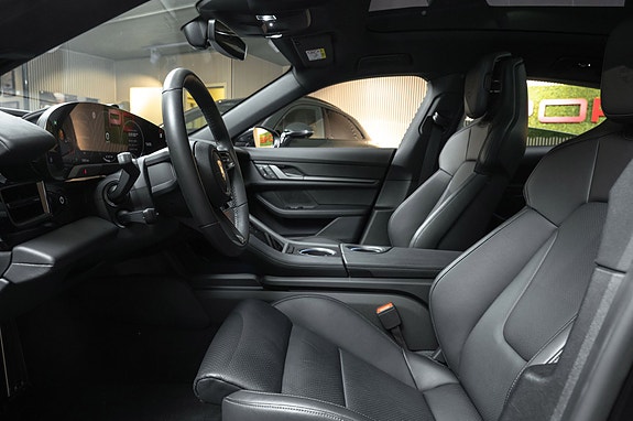 Porsche Taycan Cross Turismo 10 of 30