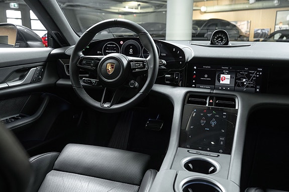 Porsche Taycan Cross Turismo 27 of 30