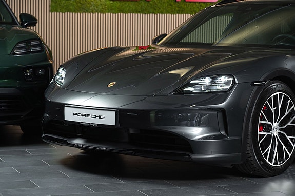 Porsche Taycan Cross Turismo 9 of 30